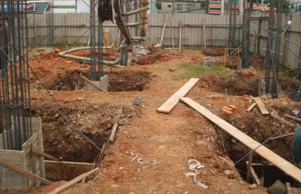 鄉村自建房,挖個坑插點鋼筋就算基礎?老包工頭忍不住笑了(圖2) 鄉村自建房,挖個坑插點鋼筋就算基礎?老包工頭忍不住笑了(圖2)