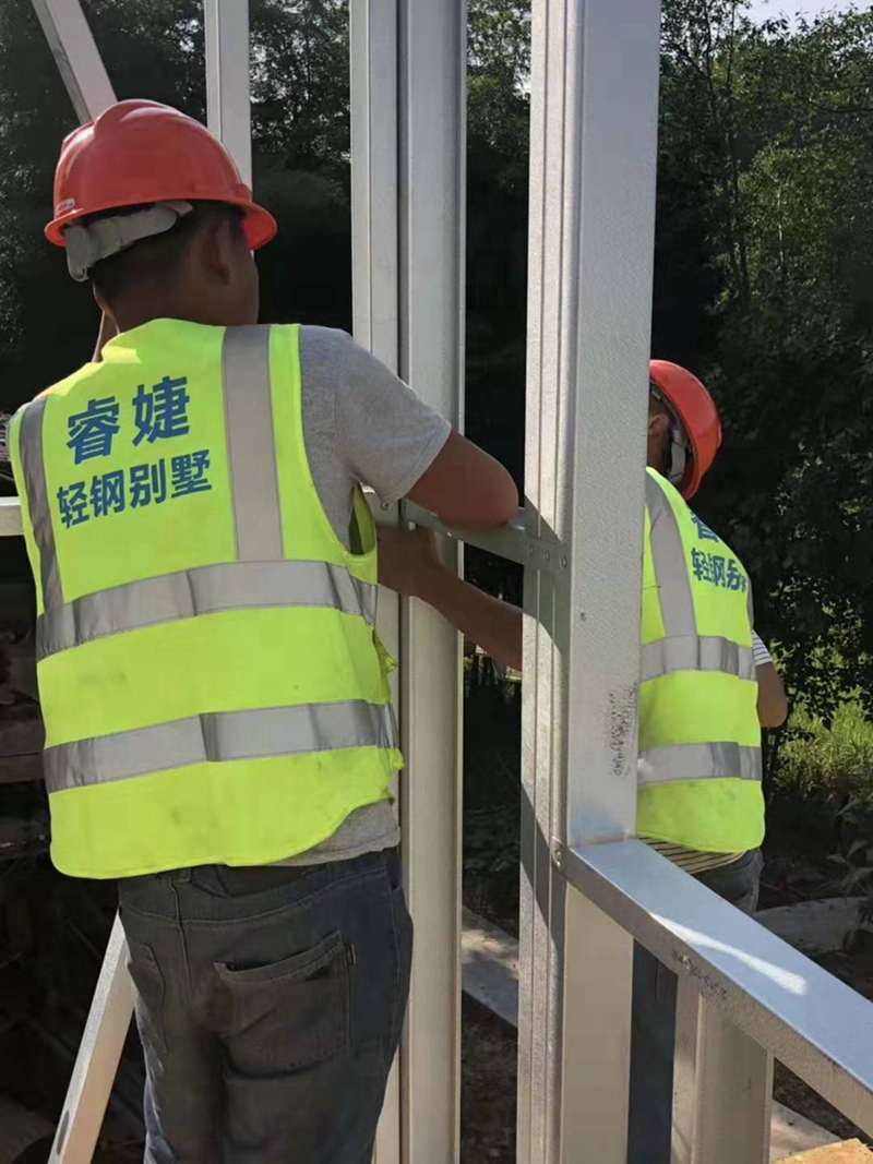 超低造價的輕鋼別墅是怎么建出來的?品質(zhì)又高 價格又低!(圖5) 輕鋼別墅施工