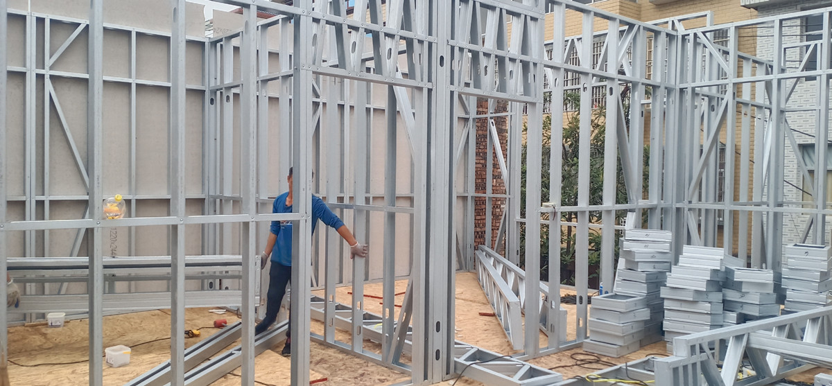 正在施工的睿婕輕鋼別墅工作人員 正在施工的睿婕輕鋼別墅工作人員