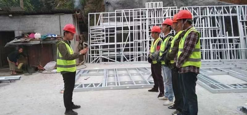 正在場地接受指導的睿婕輕鋼別墅施工團隊